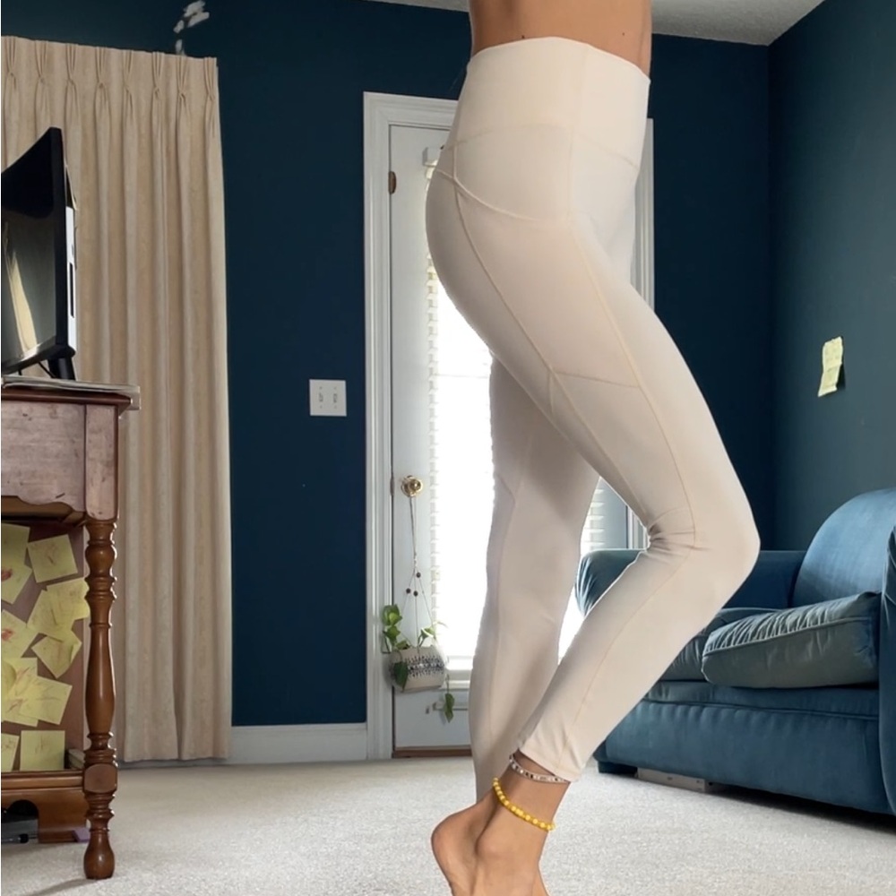 Brand NWT Fabletics Oasis Leggings in Oats color Size 7/8